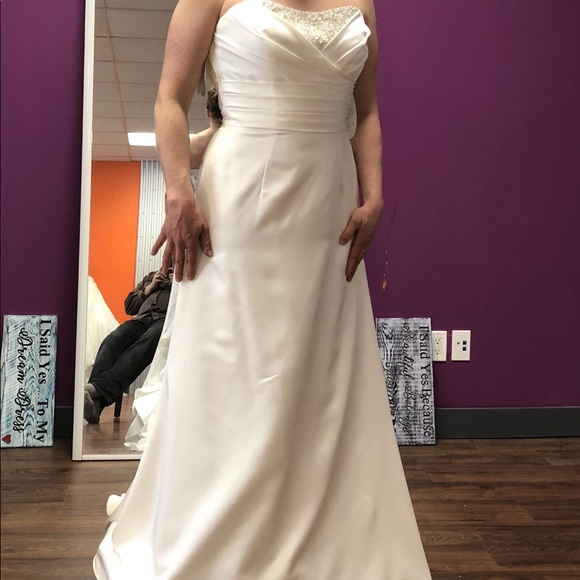 Beautiful Wedding dress - Picture 3 of 3